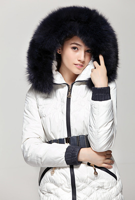 奢华与实用兼备 金熹2013冬季新款狐狸毛领拼色皮草羽绒服批发采购指南