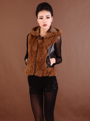 2013新款皮草批发 兔毛连帽拉链小马甲短款外套与女士皮衣采购指南